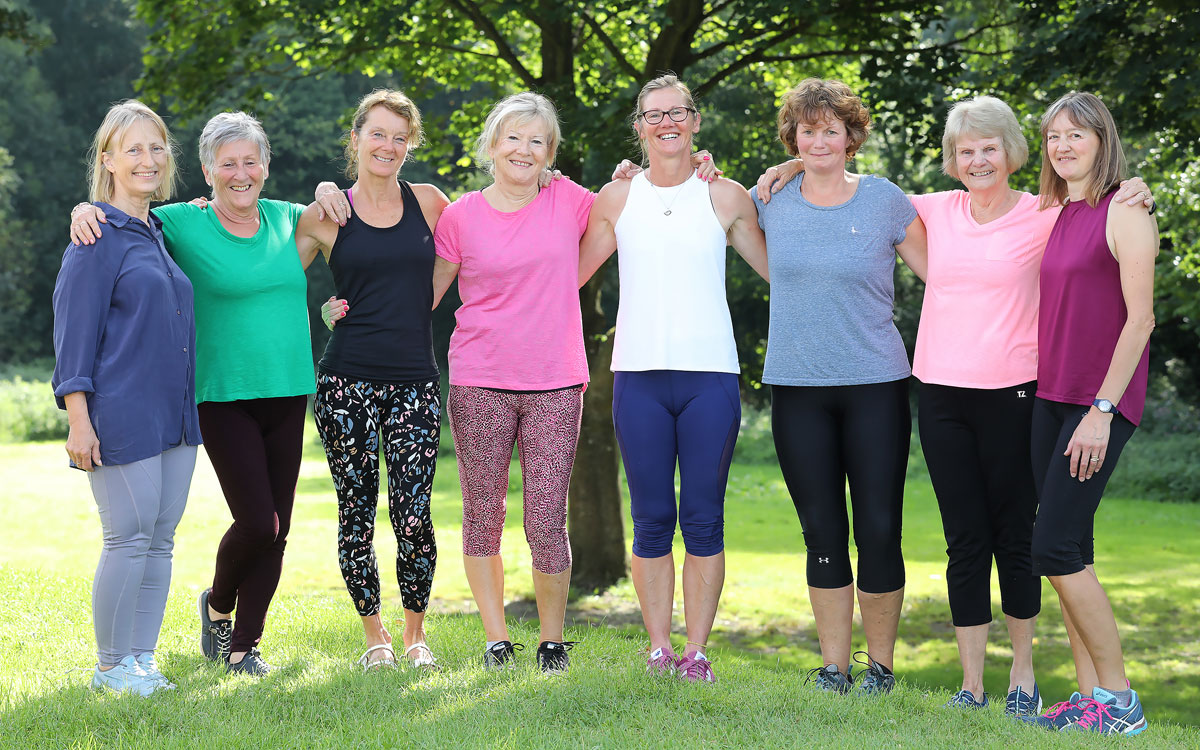 Ffotograff grŵp o ddosbarth Pilates