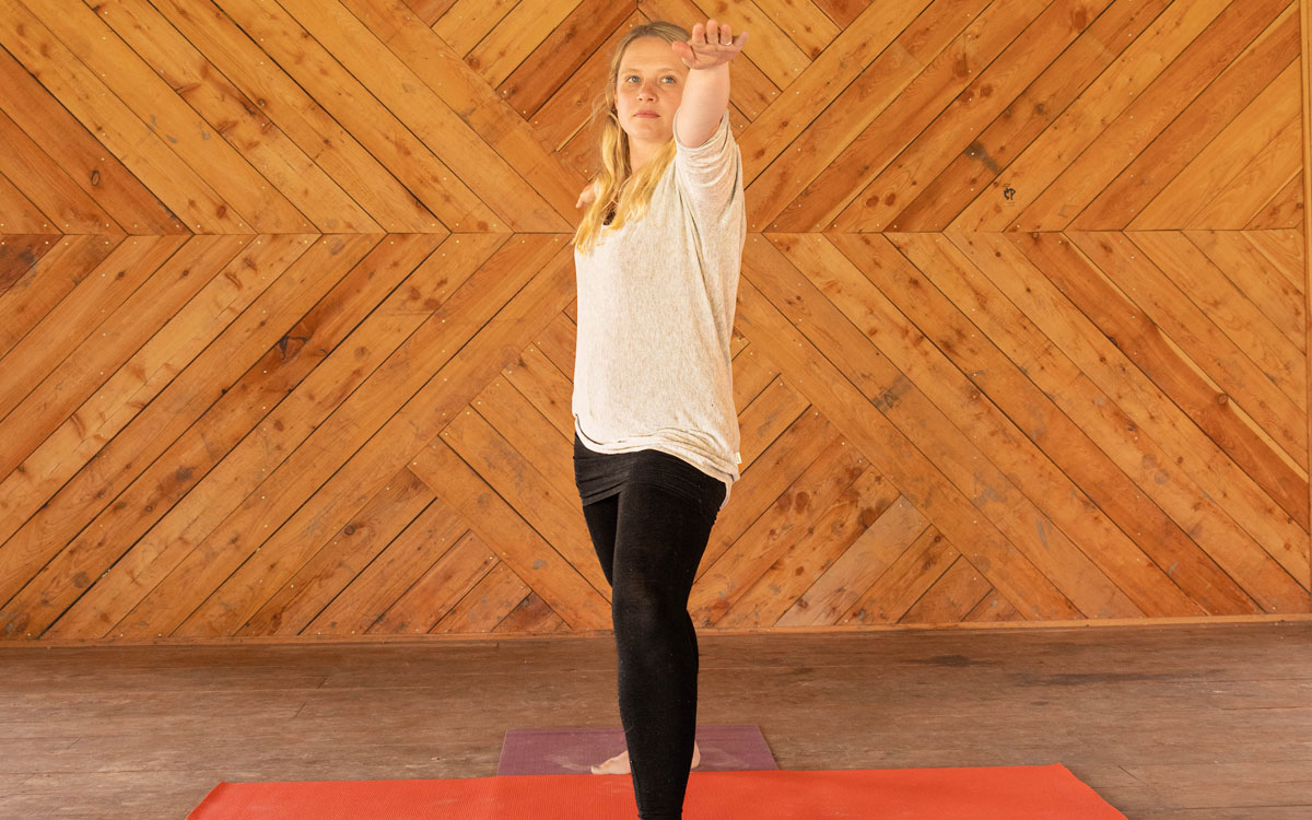 Fen, un o selogion Yoga, yn cynnal ystum Ioga