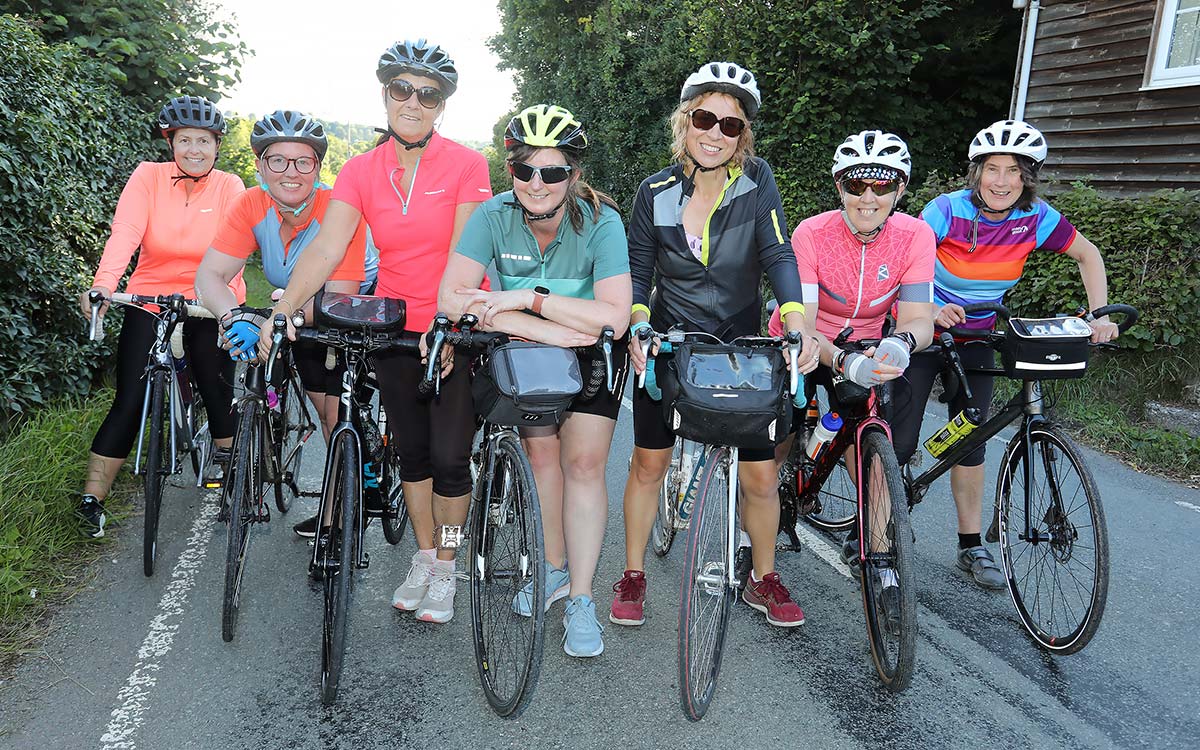 Emma a rhai o’i chyd-feicwyr o grŵp seiclo Border Biking Belles
