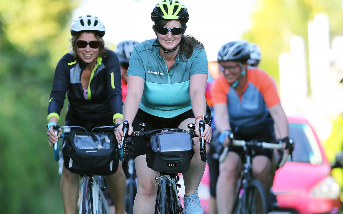 Emma a rhai o’i chyd-feicwyr o grŵp seiclo Border Biking Belles yn seiclo ar ffordd