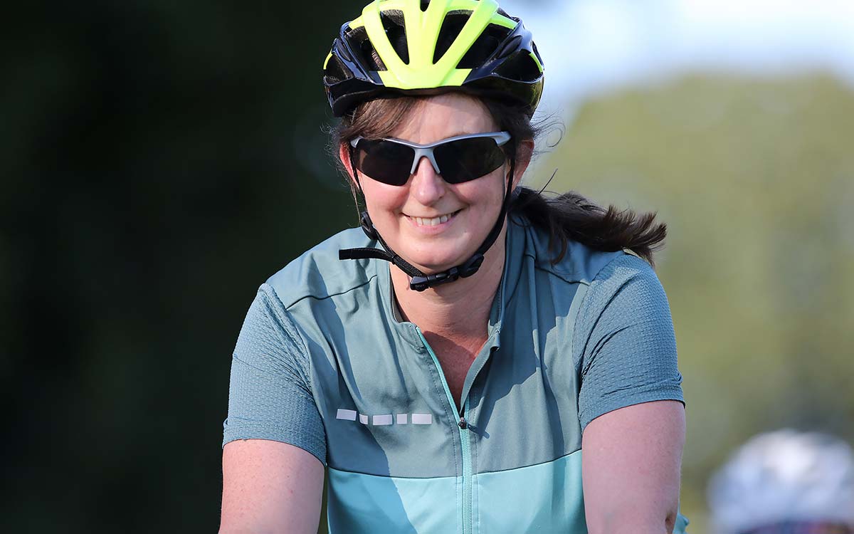 Emma, o grŵp seiclo Border Biking Belles, yn seiclo yn yr awyr agored