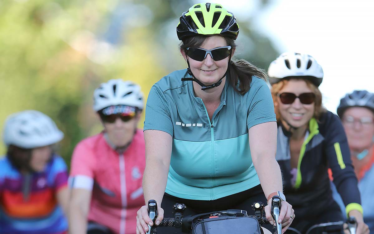 Emma a rhai o’i chyd-feicwyr o grŵp seiclo Border Biking Belles yn seiclo ar y ffordd